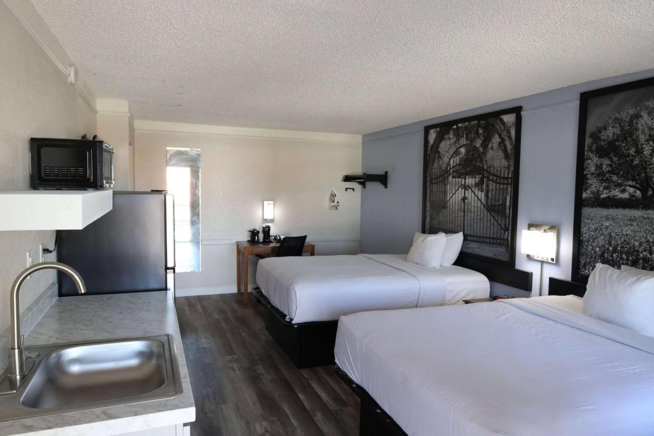 Super 8 By Wyndham Austin South I-35 Hotel Exterior photo