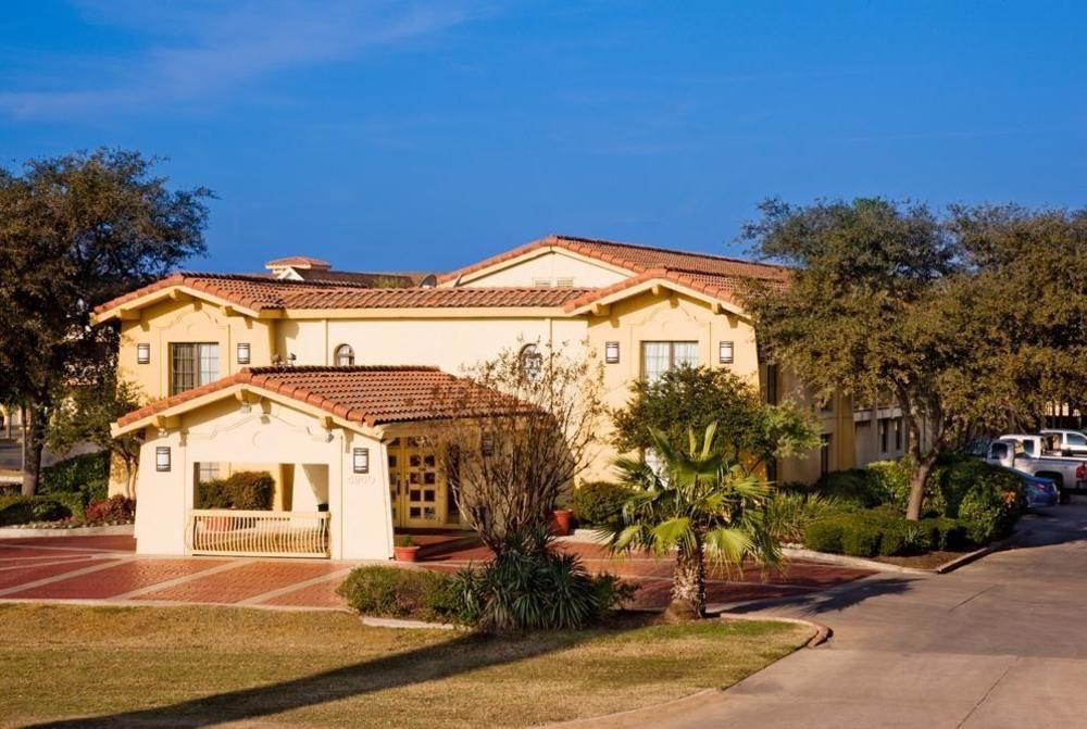 Super 8 By Wyndham Austin South I-35 Hotel Exterior photo