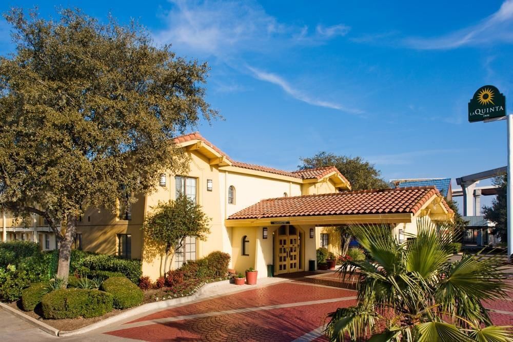 Super 8 By Wyndham Austin South I-35 Hotel Exterior photo