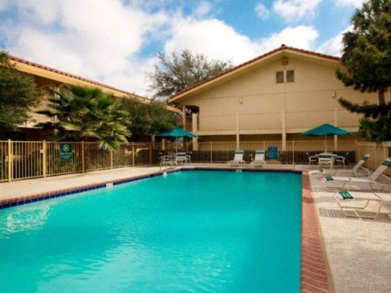 Super 8 By Wyndham Austin South I-35 Hotel Exterior photo